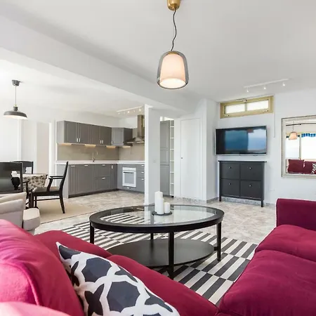 Cozy, Bright With Sunny Roof Terrace